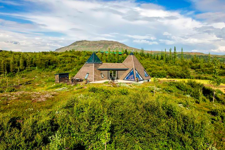 дом в форме пирамиды в исландии фото