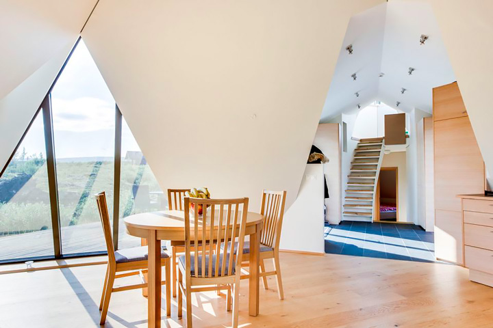 дом в форме пирамиды в исландии интерьер фото